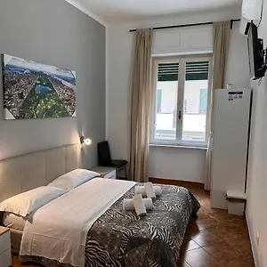 https://crown-guest-house.it-tuscanyhotel.com